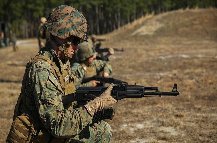 Khi kẹt đạn, người bắn sẽ ấn vào cái cần nhỏ này để đẩy khóa nòng về và lên viên đạn mới. Nếu không có bộ phận này người bắn phải giật "quy lát" về sau hoặc thay băng đạn mới và tốn khá nhiều thời gian. Tuy nhiên, trong thực tế chiến đấu bộ phận "foward assist" không cải thiện được tình trạng này là bao.