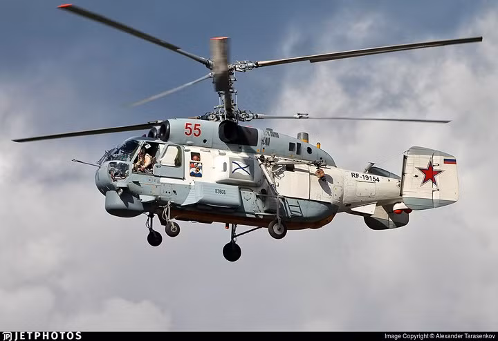 Ka-27 có chiều dài 11,3m, chiều cao 5,5m cùng 2 cánh quạt chính có đường kính 15,8m. Ảnh: Jetphotos