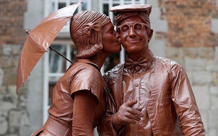 Thoạt nhìn du khách có thể lầm tưởng đây là một bức tượng sống bằng chocolate nhưng không phải.