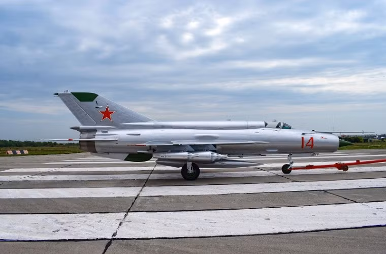 Với thiết kế cánh tam giác đặc trưng, MiG-21 là mẫu máy bay chiến đấu đầu tiên của Liên Xô thành công trong việc kết hợp giữa tính năng của máy bay tiêm kích và đánh chặn trong cùng một máy bay. Nguồn ảnh: cont.ws.