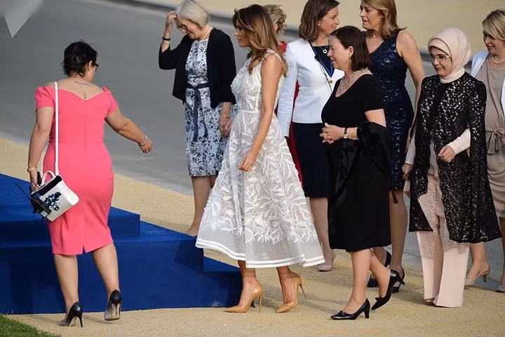 Các bà vợ của các lãnh đạo thế giới trước nghi thức chụp ảnh tại Brussels bên lề thượng đỉnh NATO.