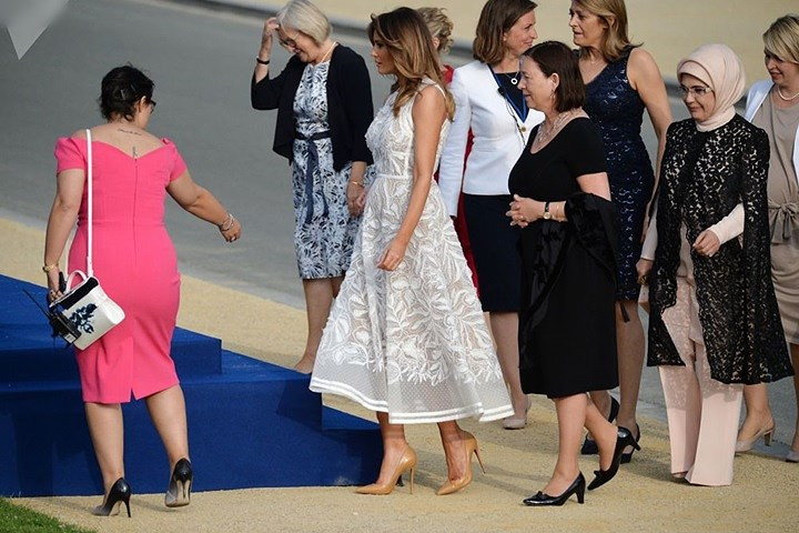 Các bà vợ của các lãnh đạo thế giới trước nghi thức chụp ảnh tại Brussels bên lề thượng đỉnh NATO.
