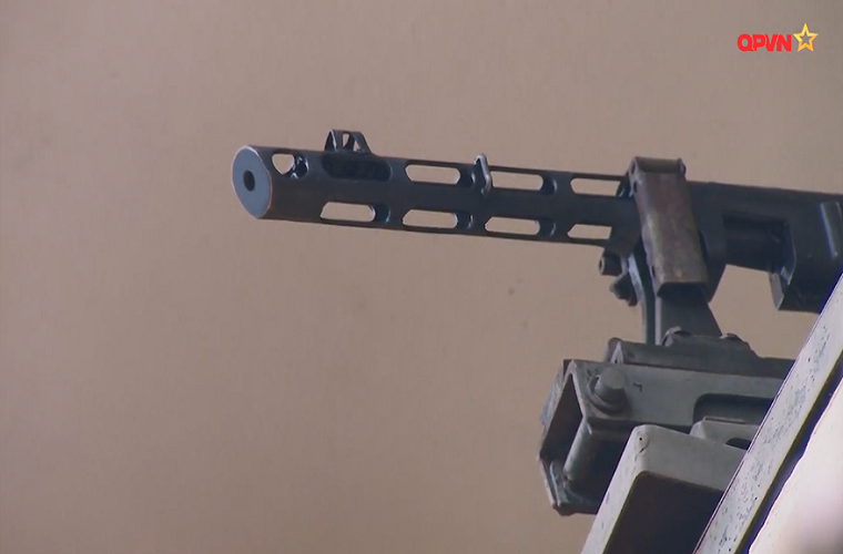 Cận cảnh nòng “pháo” PPSh-41, chiều dài nòng của nó chỉ khoảng 269mm với trọng lượng tiêu chuẩn chưa bao gồm đạn 3.63kg. Nguồn ảnh: QPVN.