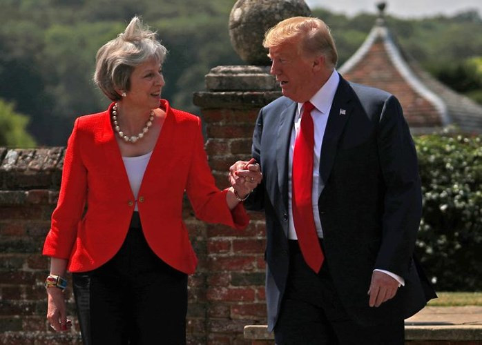 Tổng thống Trump nắm tay thân thiết Thủ tướng Anh Theresa May.