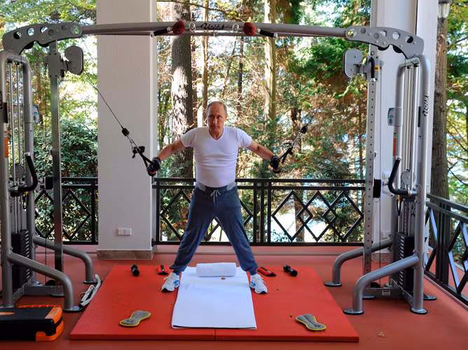 Sau bài thể dục bơi, Tổng thống Nga thường dành thời gian tập tạ trong phòng tập gym. Nhà lãnh đạo 65 tuổi nổi tiếng với hình ảnh mạnh mẽ và khỏe khoắn qua nhiều năm.