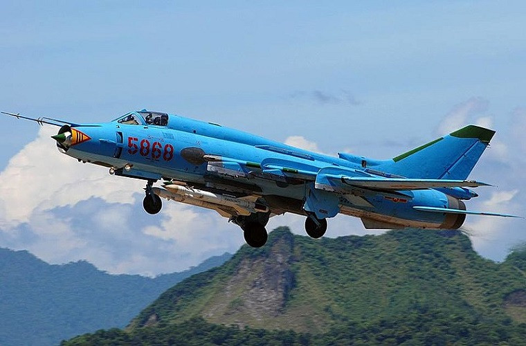 Máy bay tiêm kích bom Su-22 là tên gọi biến thể xuất khẩu của Su-17 do cục thiết kế Sukhoi (Liên Xô) phát triển từ đầu những năm 1960, chính thức đưa vào phục vụ từ năm 1970. Những chiếc Su-22 đầu tiên xuất hiện trong Không quân Nhân dân Việt Nam từ năm 1979-1980, chúng ta nhận khá nhiều biến thể gồm Su-22M, Su-22M3, Su-22M4, Su-22UM3K. Nguồn ảnh: Wikipedia.