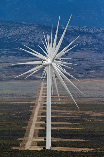 14 turbine gió xếp thẳng hàng ở Nevada, Mỹ.
