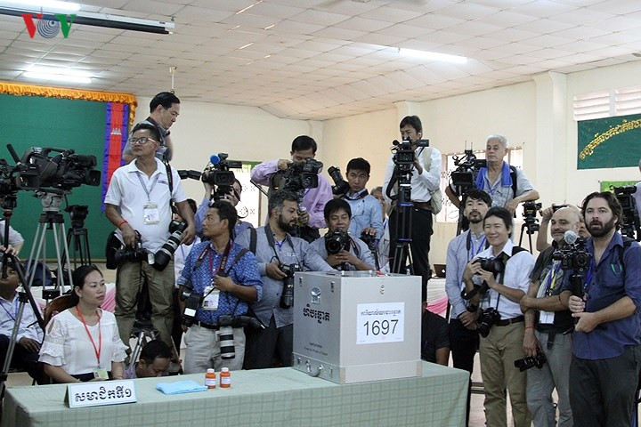 Sau khi kết thúc thời gian bỏ phiếu, các lá phiếu sẽ được kiểm kê ngay tại điểm bỏ phiếu, rồi niêm phong và chuyển về thủ đô Phnom Penh để lưu trữ. Kết quả bầu cử sơ bộ sẽ được công bố vào tối nay (29/7/2018).