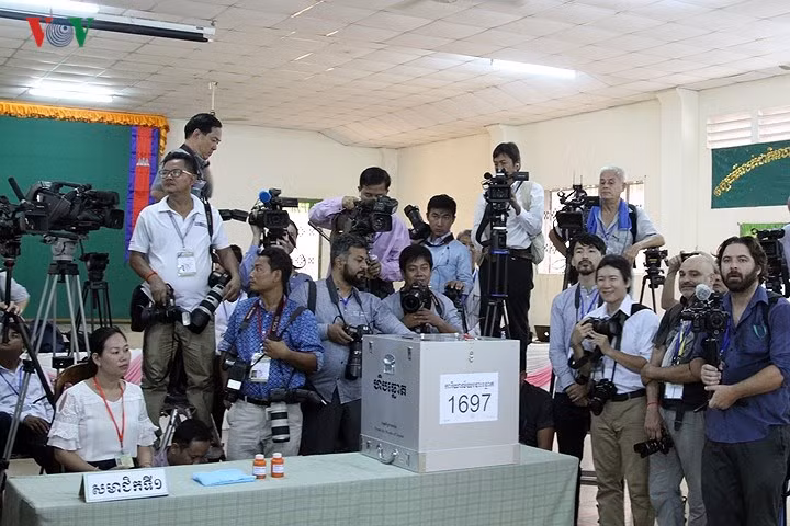 Sau khi kết thúc thời gian bỏ phiếu, các lá phiếu sẽ được kiểm kê ngay tại điểm bỏ phiếu, rồi niêm phong và chuyển về thủ đô Phnom Penh để lưu trữ. Kết quả bầu cử sơ bộ sẽ được công bố vào tối nay (29/7/2018).