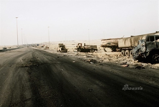 Nhưng mọi tính toán của các tướng lĩnh Iraq đã hoàn toàn sai lầm. Từ những thông tin tình báo từ phía Kuwait cùng các hình ảnh do máy bay trinh sát chiến trường E-8A Joint STARS, một loại phi cơ trinh sát siêu mạnh thu được, quân đội Mỹ phát hiện mọi kế hoạch và toan tính từ phía đối thủ.