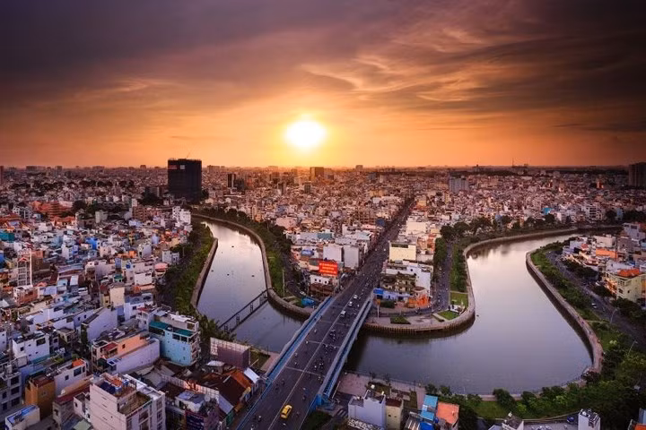  Thành phố Hồ Chí Minh (trước đây gọi là Sài Gòn) từng được mệnh danh là “Hòn ngọc Viễn Đông”. Đây vẫn là trung tâm kinh tế số 1 của Việt Nam.