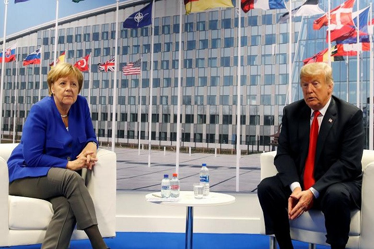 Tổng thống Trump có cuộc gặp riêng với Thủ tướng Đức Angela Merkel bên thềm hội nghị, có vẻ như cả hai nhà lãnh đạo không thực sự thoải mái lắm khi hội đàm nhất là sau các cáo buộc của Mỹ đối với Đức về dự án Dòng chảy phương Bắc – 2 với Nga. Ảnh: Reuters.