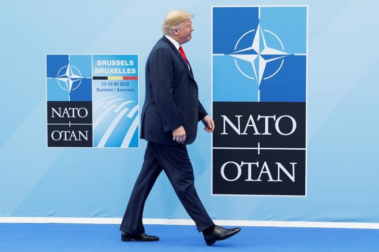 Tổng thống Trump có vẻ khá thoải mái đi bước trên thảm đỏ của Thượng đỉnh NATO và thái độ của ông với hội nghị được đánh giá dễ chịu hơn nhiều so với hội nghị thượng đỉnh G7 trước đó. Ảnh: Reuters.