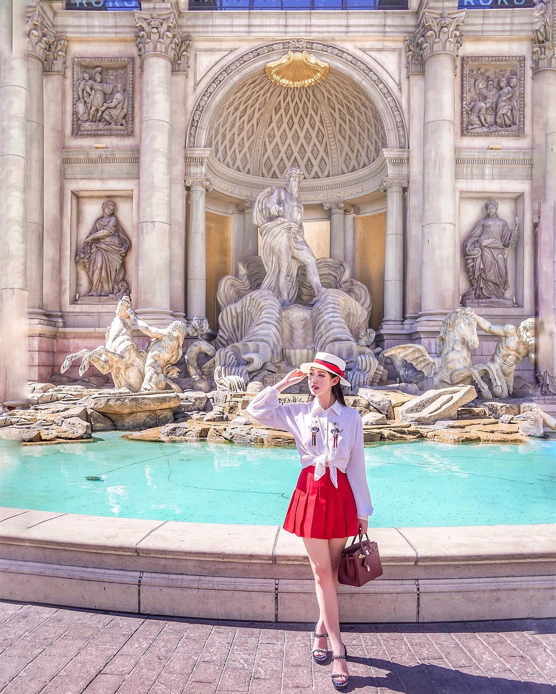 Mới giữa mùa hè nhưng Instagram Tiểu Giang đã đầy ắp những bức ảnh check-in tại khắp các địa điểm nổi tiếng châu Âu. Cách đây ít ngày, con gái đại gia xe hơi đã có thời gian nghỉ dưỡng tại khách sạn Bellagio (Las Vegas). Ngay cả khi dạo chơi dưới nắng gắt 40 độ, 9X vẫn tươi tắn, rạng rỡ và thể hiện thần thái sang chảnh quyến rũ.