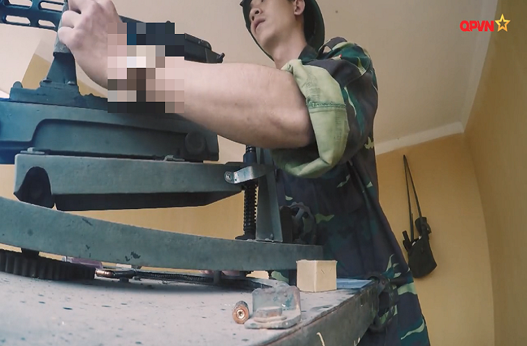 Pháo thủ nạp đạn trực tiếp vào nòng “pháo” PPSh-41 bằng tay cho mỗi phát bắn của người chỉ huy. Nguồn ảnh: QPVN.