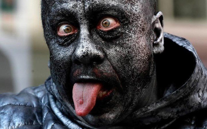 Cận cảnh gương mặt rêu phong của “bức tượng” người “Đao phủ”.