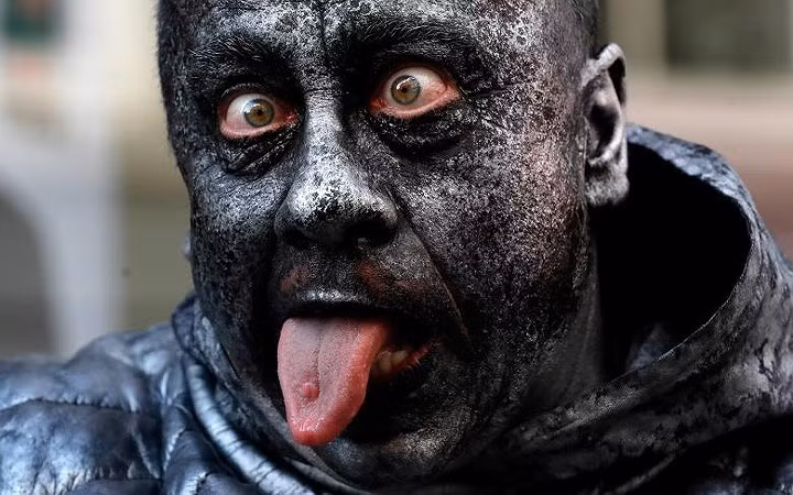 Cận cảnh gương mặt rêu phong của “bức tượng” người “Đao phủ”.