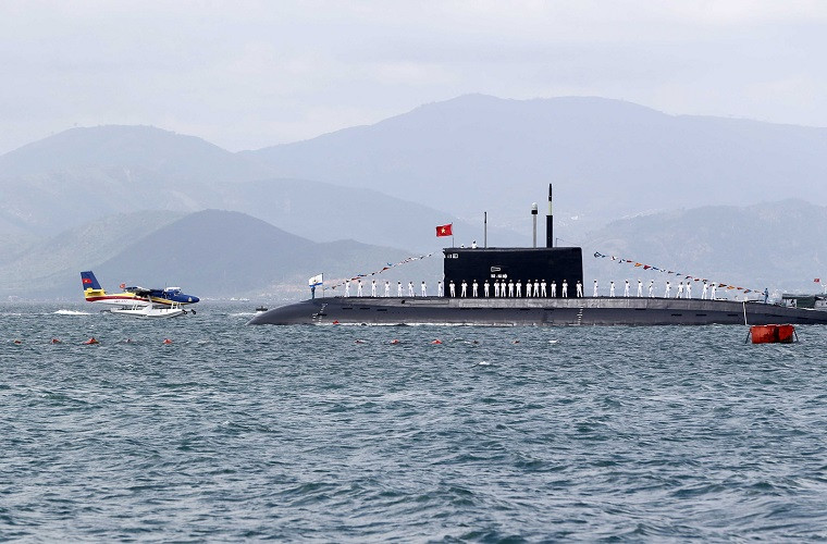 Không chỉ vượt trội về số lượng, sức mạnh của các tàu ngầm tấn công Kilo của Việt Nam cũng có phần nhỉnh hơn các tàu ngầm các nước Đông Nam Á khác, khi chúng được tích hợp hệ thống vũ khí lẫn trang bị điện tử mạnh mẽ nhất của Nga trên các lớp tàu ngầm Kilo. Điều này tạo ra một sức mạnh toàn diện cho Kilo mà không phải tàu ngầm tấn công thông thường nào trên thế giới cũng có thể so sánh được. Nguồn ảnh: Thanh Niên.