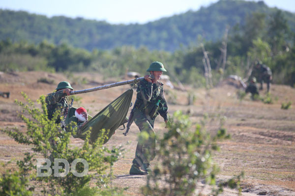Trong quá trình tiến công địch, lực lượng của ta bị thương phải tiến hành sơ cứu tại chỗ. Ảnh: Văn Lưu.