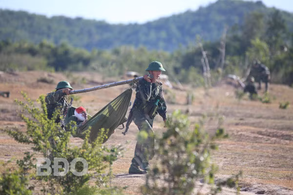 Trong quá trình tiến công địch, lực lượng của ta bị thương phải tiến hành sơ cứu tại chỗ. Ảnh: Văn Lưu.