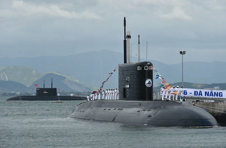 Trong danh sách các quốc gia Đông Nam Á đang sở hữu lực lượng tàu ngầm hiện tại thì Việc Nam sở hữu nhiều tàu ngầm tấn công nhất, kế đến là Indonesia với 5 chiếc thuộc các lớp Nagapasa của Hàn Quốc và Cakra của Đức, xếp ngay sau Indonesia là Singapore với 4 chiếc với các tàu ngầm lớp Archer và Challenger do Thụy Điển chế tạo. Ở vị trí cuối cùng là Malaysia với 2 chiếc lớp Scorpéne của Pháp. Nguồn ảnh: Báo Thanh tra
