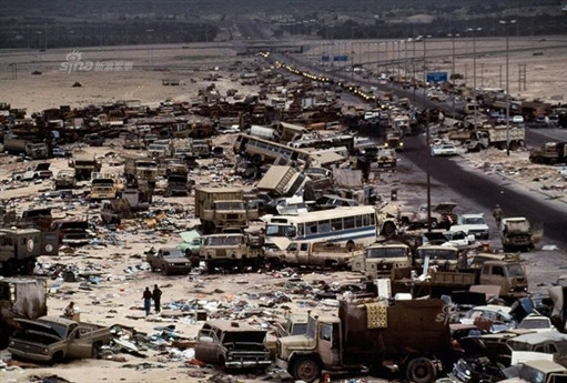 Cách đó không xa về phía đông, quốc lộ 8 gần bờ biển Kuwait cũng đã trở thành hiện trường của một cuộc "tàn sát". Dọc theo quãng đường dài hơn 40 km, máy bay trực thăng Apache AH-64 và pháo binh của quân đội đã biến con đường thành chiến trường chết chóc.