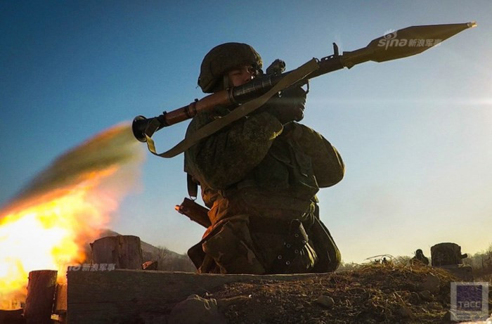 Còn về súng chống tăng RPG-7, nó do Cục thiết kế Bazalt phát triển cho Quân đội Liên Xô từ năm 1961. Đây được coi là vũ khí chống tăng cá nhân thành công nhất trong lịch sử thế giới với 9 triệu khẩu được chế tạo, sử dụng chiến đấu suốt từ những năm 1960 đến tận hôm nay. Nguồn ảnh: TASS.