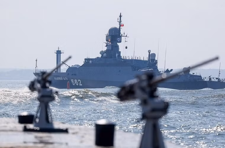 Cùng với đó là người kế nhiệm của nó là lớp tàu hộ vệ mang tên lửa lớp Buyan-M thuộc Project 21631 của Hạm đội Baltic. Nguồn ảnh: TASS.