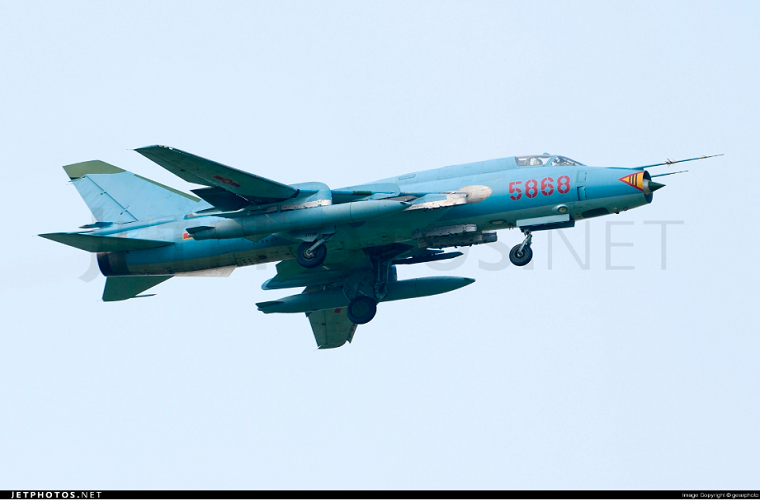 Hầu hết các biến thể tiêm kích bom Su-22 của Việt Nam (gồm các bản M, M3, M4, UM3K) đều mang được chung các loại bom và rocket không điều khiển. Những máy bay này hầu hết thuộc biến thể 2 chỗ ngồi Su-22M3K và đã được nâng cấp bổ sung khả năng tác chiến trên biển. Nguồn ảnh: Jetphotos.net