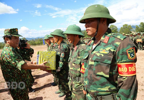 Bí thư Tỉnh ủy, Trưởng Ban Chỉ đạo diễn tập KVPT tỉnh Nguyễn Thanh Tùng động viên, tặng quà cho các lực lượng tham gia diễn tập. Ảnh: Văn Lưu.
