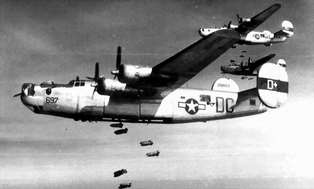 Oanh tạc cơ hạng nặng B-24 Liberator có tốc độ và năng lực chở nhiều bom loại lớn. Máy bay này tham gia không kích các mỏ dầu của phe phát xít ở Ploesti (Romania).