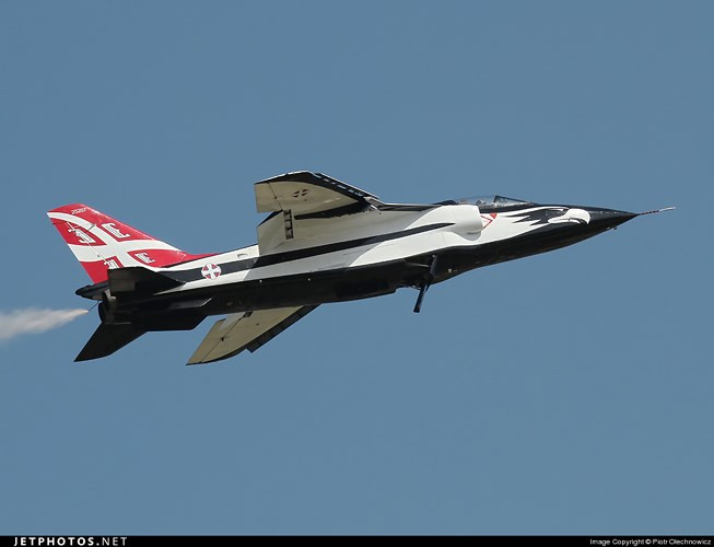 Về trang bị vũ khí, J-22 có thể mang theo 2 pháo GSh-23L 23 mm. Ảnh: Jetphotos.