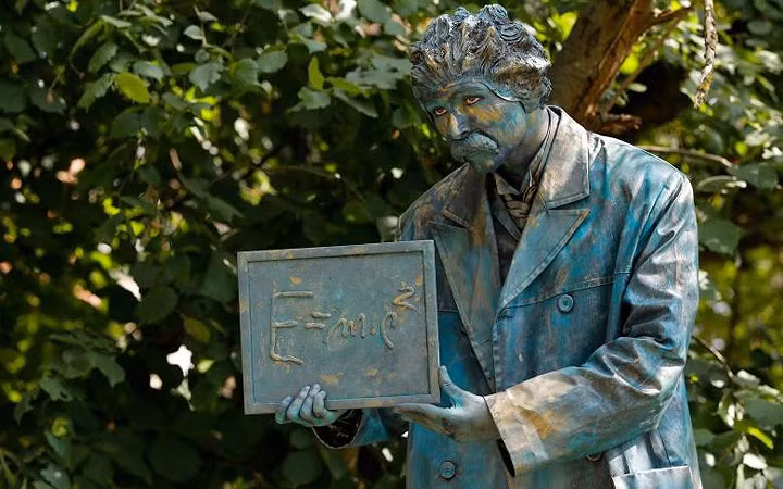 Một bức “tượng sống” tái hiện hoàn hảo nhà bác học Albert Einstein.