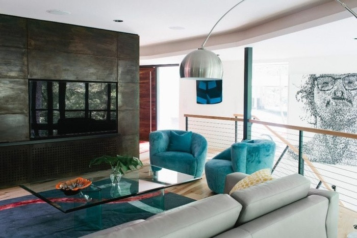 Không gian phòng khách tầng 2 kín đáo, riêng tư và đậm chất nghệ thuật.