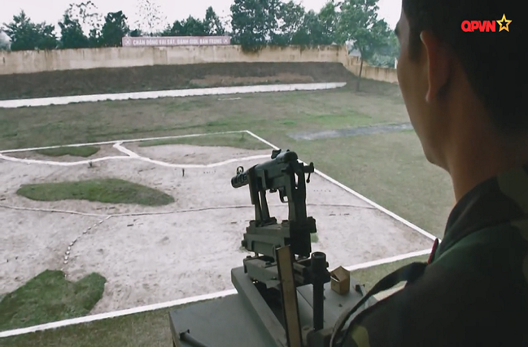 Ở kích thước thông thường chiều dài của PPSh-41 lên tới 843mm, tuy nhiên ở đây chúng đã được rút ngắn với việc loại bỏ báng súng để có thể lắp gọn trên giá pháo mô phỏng. Cách thức nạp đạn cho từng phát bắn cũng từng viên thay vì sử dụng hộp tiếp đạn. Nguồn ảnh: QPVN.