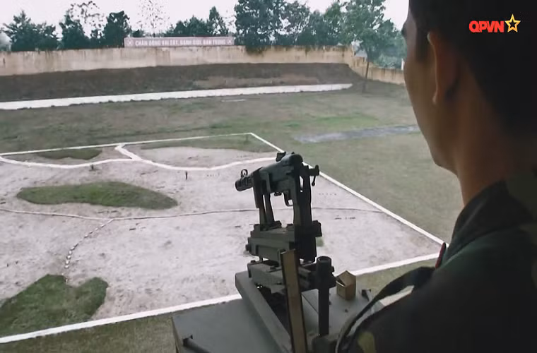 Ở kích thước thông thường chiều dài của PPSh-41 lên tới 843mm, tuy nhiên ở đây chúng đã được rút ngắn với việc loại bỏ báng súng để có thể lắp gọn trên giá pháo mô phỏng. Cách thức nạp đạn cho từng phát bắn cũng từng viên thay vì sử dụng hộp tiếp đạn. Nguồn ảnh: QPVN.