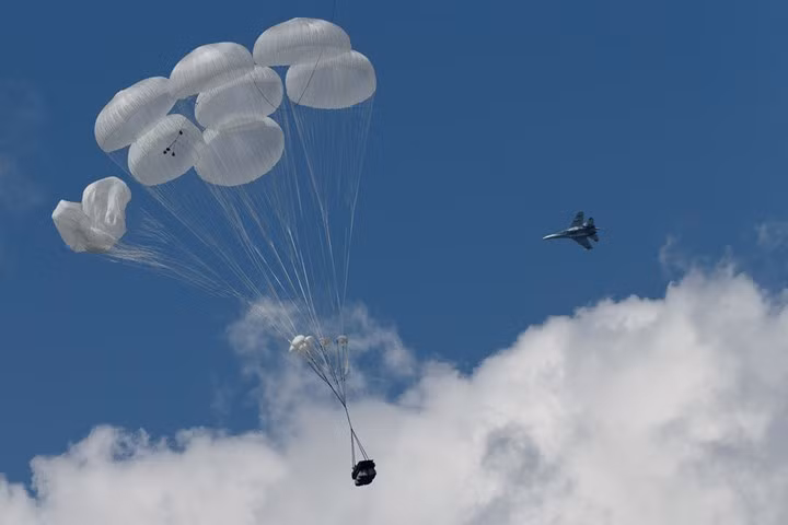 Hiện chưa có quân đội nào trên thế giới thực hiện thành công kỹ thuật đầy nguy hiểm này, mà chỉ có các cuộc thả xe riêng và người nhảy dù riêng.