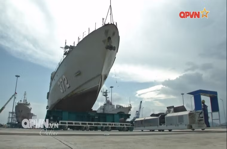 Trong tương lai gần Nhà máy X52 sẽ trở thành một trong những nhà máy sửa chữa tàu hải quân lớn nhất của Việt Nam với năng lực sửa chữa nhiều lớp tàu hải quân khác nhau bao gồm kể cả tàu ngầm. Nguồn ảnh: QPVN.