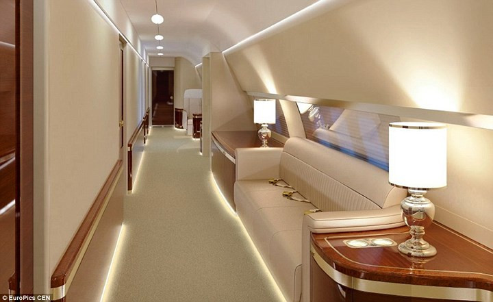 Hành lang được trải thảm và có 1 chiếc ghế sofa lớn. Ảnh: EuroPics CEN.