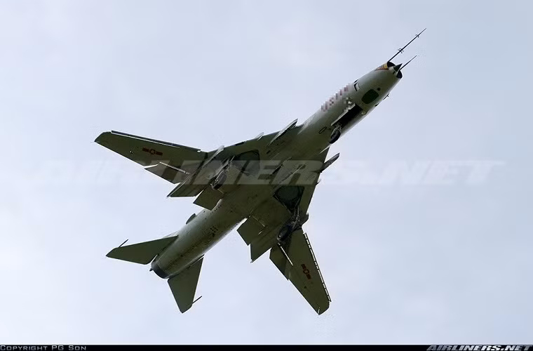 Ba năm sau, ngày 9/6/2009, một chiếc tiêm kích – bom Su-22M4 của Trung đoàn 923 Yên Thế khi đang bay trên địa phận xã Cẩm Phú, huyện Cẩm Thuỷ (Thanh Hoá) thì bất ngờ lao xuống khu vực đồi bãi Chiêng và bốc cháy nghi ngút. Vụ tai nạn khiến cho phi công Đại úy Trần Thanh Nghị tử nạn. Nguồn ảnh: Airliners.net.