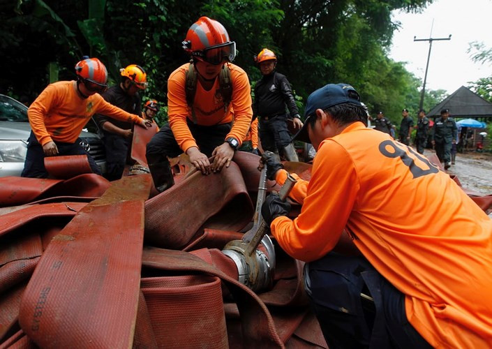 Lực lượng cứu hộ Thái Lan chuẩn bị ống cao su... Ảnh: EPA