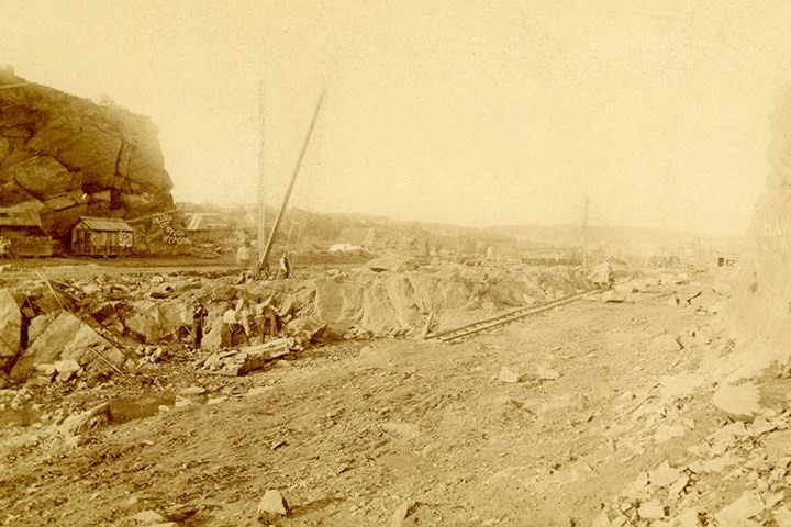 Bức ảnh năm 1869 này cho thấy một nhóm công nhân đang đào xới một bên đồi để mở rộng đại lộ 8.
