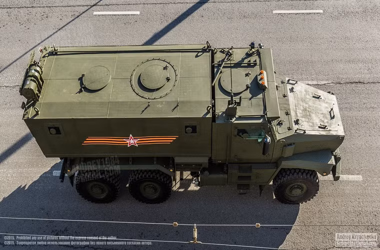 Typhoon-U được công ty chế tạo máy Ural chế tạo và được trang bị động cơ turbodiesel YaMZ-5367 có công suất 450 mã lực cùng hộp số tự động 6 cấp cho phép xe có thể di chuyển với vận tốc tối đa lên đến 80km/h với tầm hoạt động vào khoảng 500km. Nguồn ảnh: Pinterest.