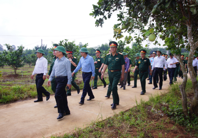 Các đại biểu tham quan khu tăng gia sản xuất tập trung (tỉnh Bình Dương).