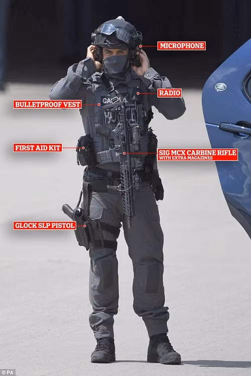 Soi sơ qua trang bị của Đặc nhiệm Anh có thể thấy lực lượng này được trang bị vũ khí tiêu chuẩn với súng trường SIG MCX cùng súng ngắn tự động Glock SLP, mỗi thành viên đều được trang bị thiết bị liên lạc vô tuyến thậm chí là dụng cụ sơ cứu dành cho trường hợp đặc biệt. Nguồn ảnh: Daily Mail