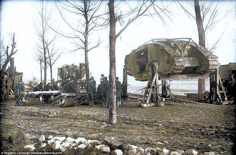 Với tốc độ di chuyển vào khoảng 6km/h và nặng tới 28 tấn, những chiếc xe tăng Mark đầu tiên của Anh luôn là “món hời” đối với quân Đức khi họ dễ dàng bắt sống nó. Nguồn ảnh” Daily Mail.