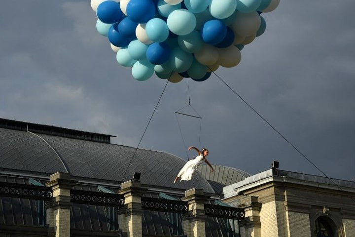 Một nghệ sĩ nhào lộn xuất hiện lơ lửng trên không trước bữa tiệc tối của các lãnh đạo NATO cùng người phối ngẫu của họ hôm 11/7.