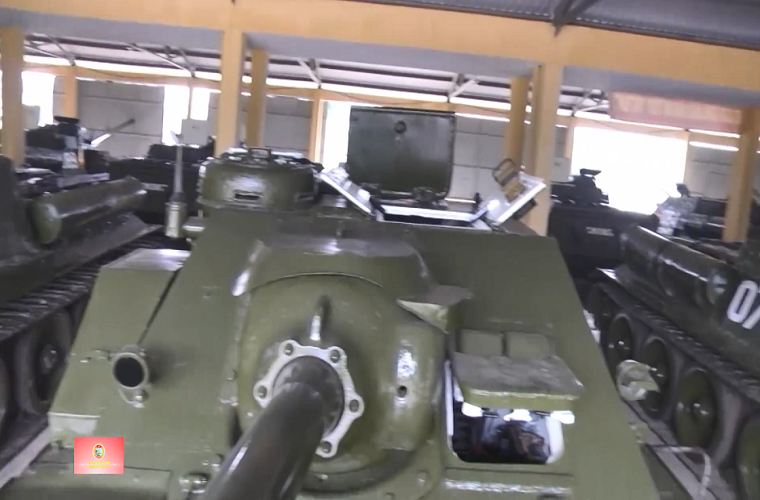 Về thiết kế SU-100 sử dụng khung bệ cơ sở xe tăng hạng trung T-34-85, trọng lượng tối đa 31,6 tấn, dài 9,45m, rộng 3m, cao 2,25m, kíp chiến đấu 4 người. Đáng chú ý là hiện Việt Nam vẫn còn duy trì các xe tăng T-34-85. Nguồn ảnh: Truyền hình khu 5.