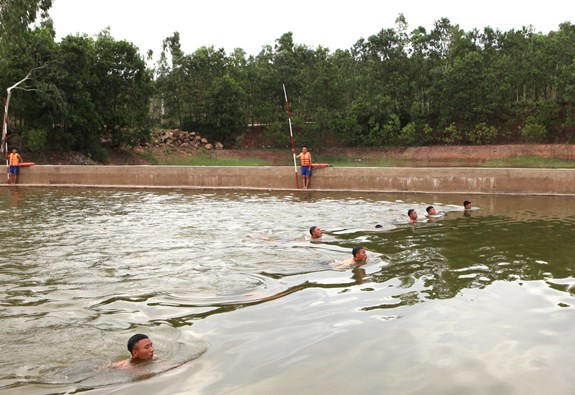 Thực hành huấn luyện bơi.