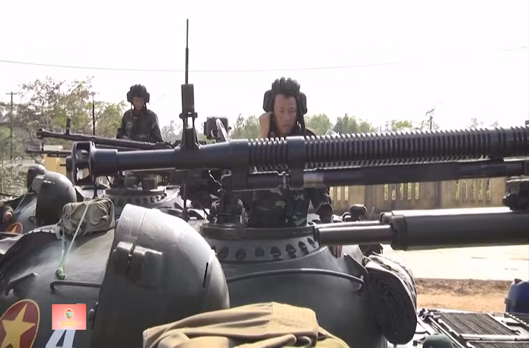 Dù lực lượng chiến đấu chủ lực của Lữ đoàn TTG 574 vẫn là xe tăng T-54/55 thế nhưng nếu chúng song hành cùng SU-100 thì đây sẽ là bộ đôi xe tăng đáng sợ trên chiến trường bất chấp tuổi đời đã khá cao của hai dòng vũ khí này. Nguồn ảnh: Truyền hình khu 5.